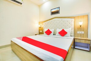 Room - Collection O White Prime (Phagwara)