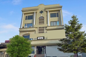 Un edificio con un cartel que dice 'OYO', indicando un hotel o alojamiento.