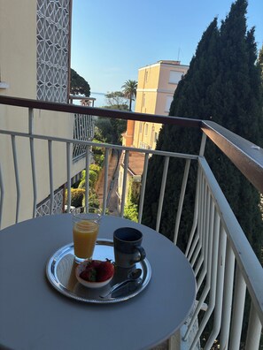 Outdoor dining - Vrbo Property (Cannes)