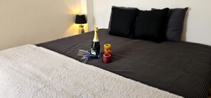 Room - Cannes Sea View, Beach Access, Private Room, En-Suite & Balcony, Top-Rated (Cannes)