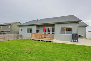 A single-story house with a covered porch, a fenced yard, and a visible garage. - 1 Mi to Flanagan Park & Golf! Peaceful Home (Bennington)