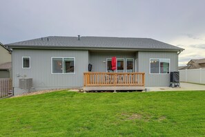 A residential house with a grey exterior, a wooden deck, and a clear sky. - 1 Mi to Flanagan Park & Golf! Peaceful Home (Bennington)