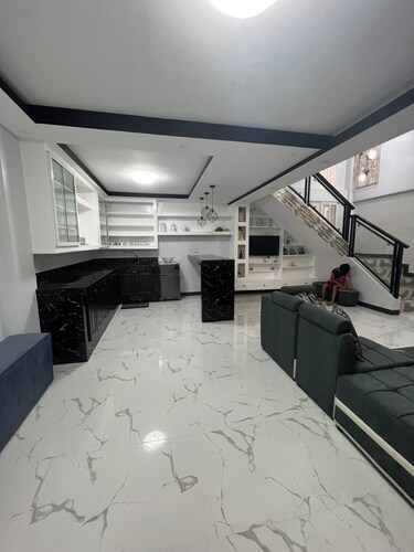 Pike Guest House - Modern Western Style House
