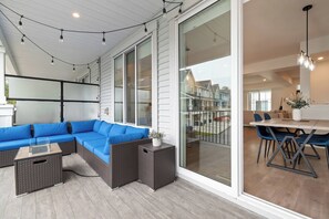 Outdoor dining - Foxfern Rowhome 4 Bed 3 Bath (Chilliwack)
