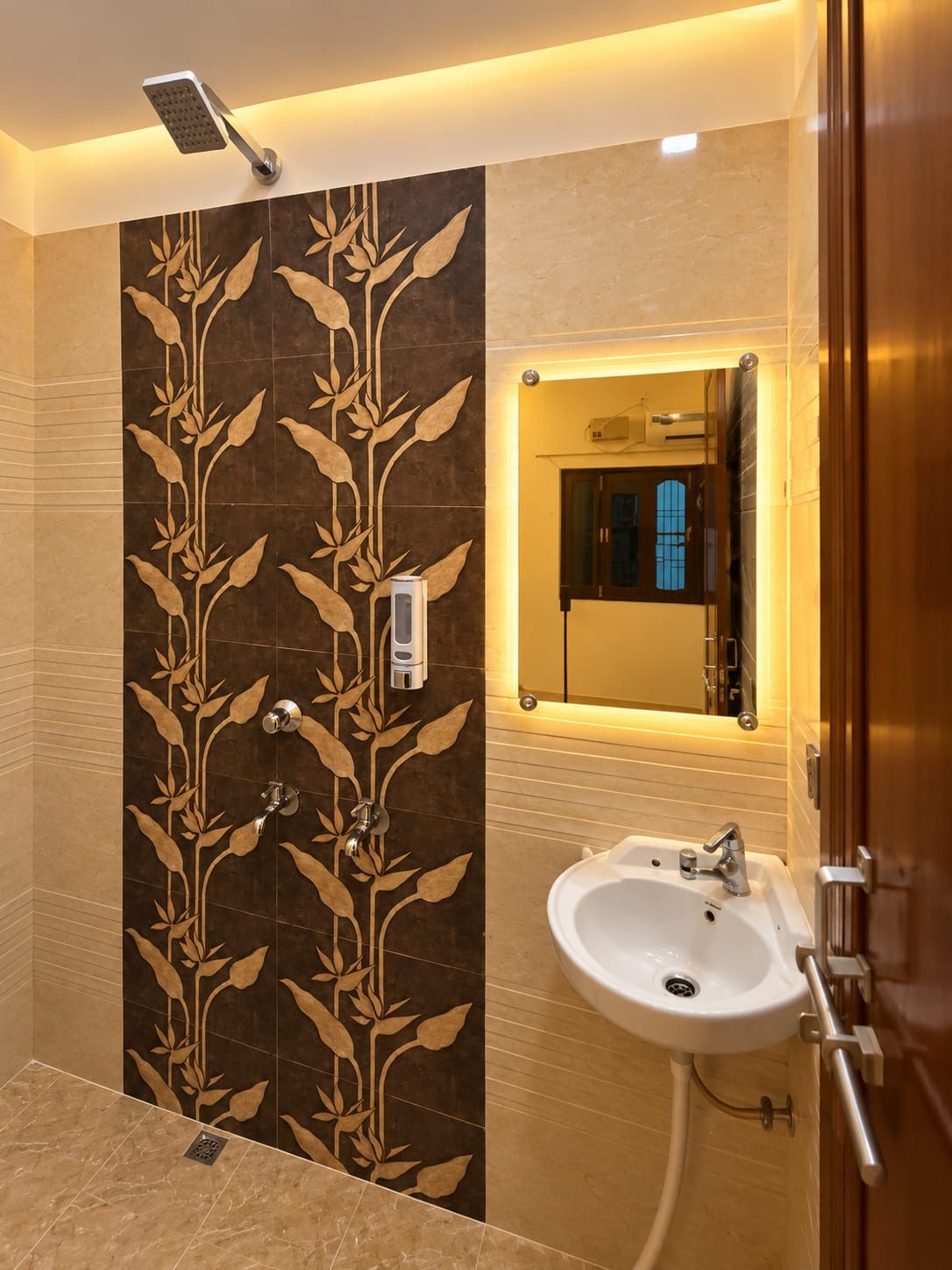 Un baño con ducha, lavamanos y espejo.