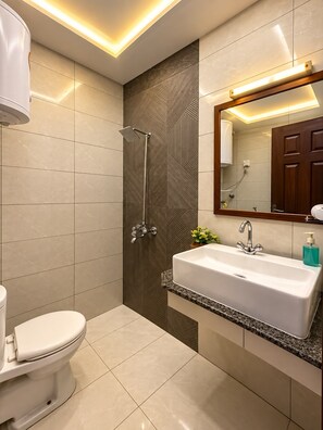 Ein modernes Badezimmer mit Toilette, Dusche und Waschbecken.