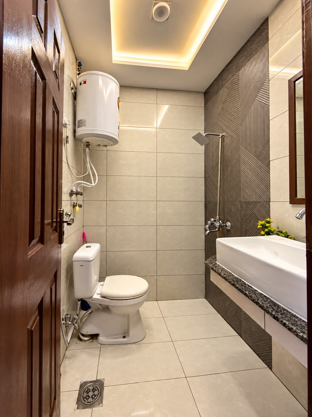 Une salle de bain moderne équipée de toilettes, d’un bidet et d’une baignoire.
