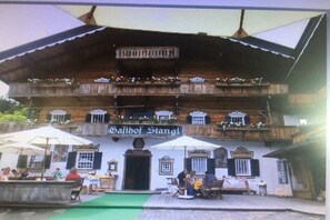 A traditional building with a balcony and a sign that reads 'Galfhof Stangl'. - Bauhofer "Alpenchic 1" (Reit im Winkl)