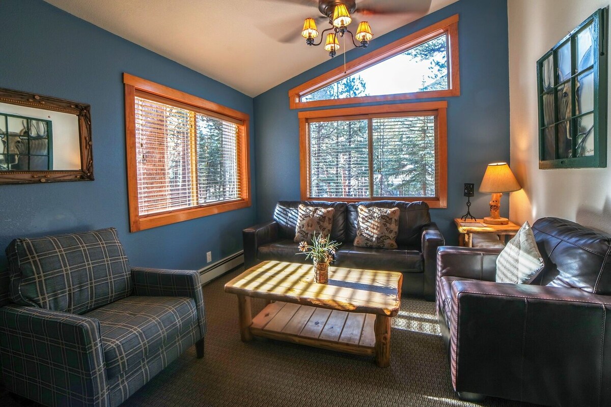 A living room with a couch, a coffee table, and a lamp.
