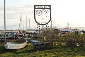 Ein Schild mit der Aufschrift 'MAASHOLM' und ein Boot im Vordergrund.