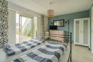 Room - This attached island house is located on a nice corner on the South, from the living room and roof t (OUDE-TONGE)