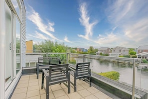 Outdoor dining - This attached island house is located on a nice corner on the South, from the living room and roof t (OUDE-TONGE)
