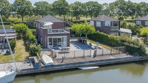 Exterior - Detached dike house on Marinapark Oude-Tonge with a beautiful unobstructed view over the waterway. T (OUDE-TONGE)
