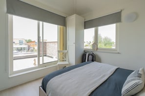 Room - Detached dike house on Marinapark Oude-Tonge with a beautiful unobstructed view over the waterway. T (OUDE-TONGE)