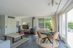 Dining - Detached dike house on Marinapark Oude-Tonge with a beautiful unobstructed view over the waterway. T (OUDE-TONGE)