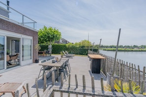 Outdoor dining - Detached dike house on Marinapark Oude-Tonge with a beautiful unobstructed view over the waterway. T (OUDE-TONGE)