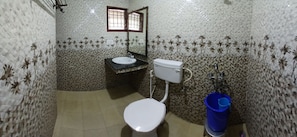Bathroom - LMS Montveil - Highland Parade  (Kodaikanal)