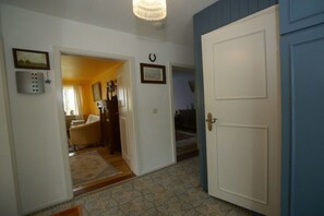 A hallway with a door, a radiator, and a picture frame on the wall. - Holiday apartment with 1 bedroom (Witsum)