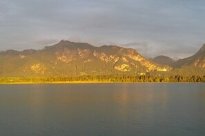 A calm lake with mountains in the background. - Ellen Raith - Apartment 2 (Füssen)