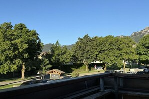 A view of a road with trees and mountains in the background. - Holiday apartment with 1 bedroom (Schwangau)