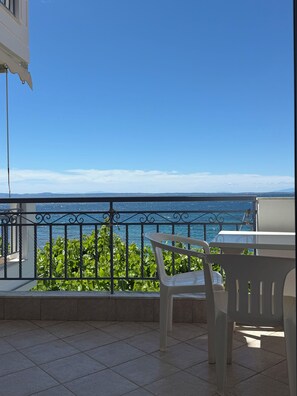 Outdoor dining - EverBlue Suites  (Polygyros)