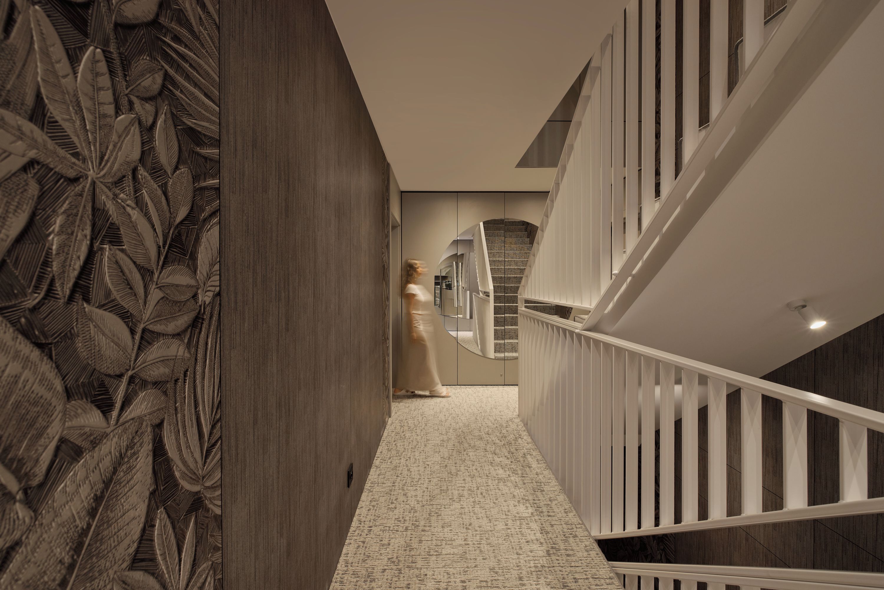 Un interior moderno con una pared de madera y una escalera que sube a un nivel superior.