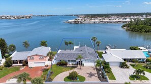 A residential area with houses, a marina, and a clear view of the water. - Waterfront Getaway Pool, Boat Dock & Kayaks (St. Petersburg)