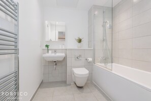 Bathroom - Modern 1 Bedroom Apartment in the Centre of Canning Town London (London)