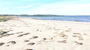 A sandy beach with footprints leading to the water. - VillaVilla 997 - Odsherred, Nordsjælland (Højby)