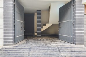 Un juego de puertas dobles que dan acceso a una escalera.