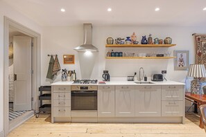 Private kitchen - Kensal Rise Garden Oasis, by Veeve (London)