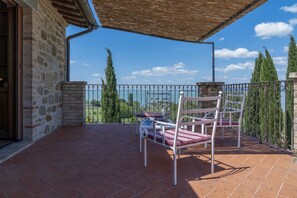 A balcony with a view of the sea, stone walls, and metal railings. - Villa la Rondine pool and spa - My Rental Homes (Torricella)