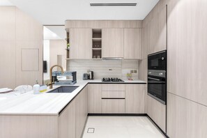 A modern kitchen with a built-in stove, oven, and microwave. - StayShort - Elegant 1 Bedroom in JVC that Sleeps 2 (JVC)