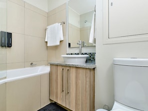 Ein Badezimmer mit Badewanne, Waschbecken und Toilette.