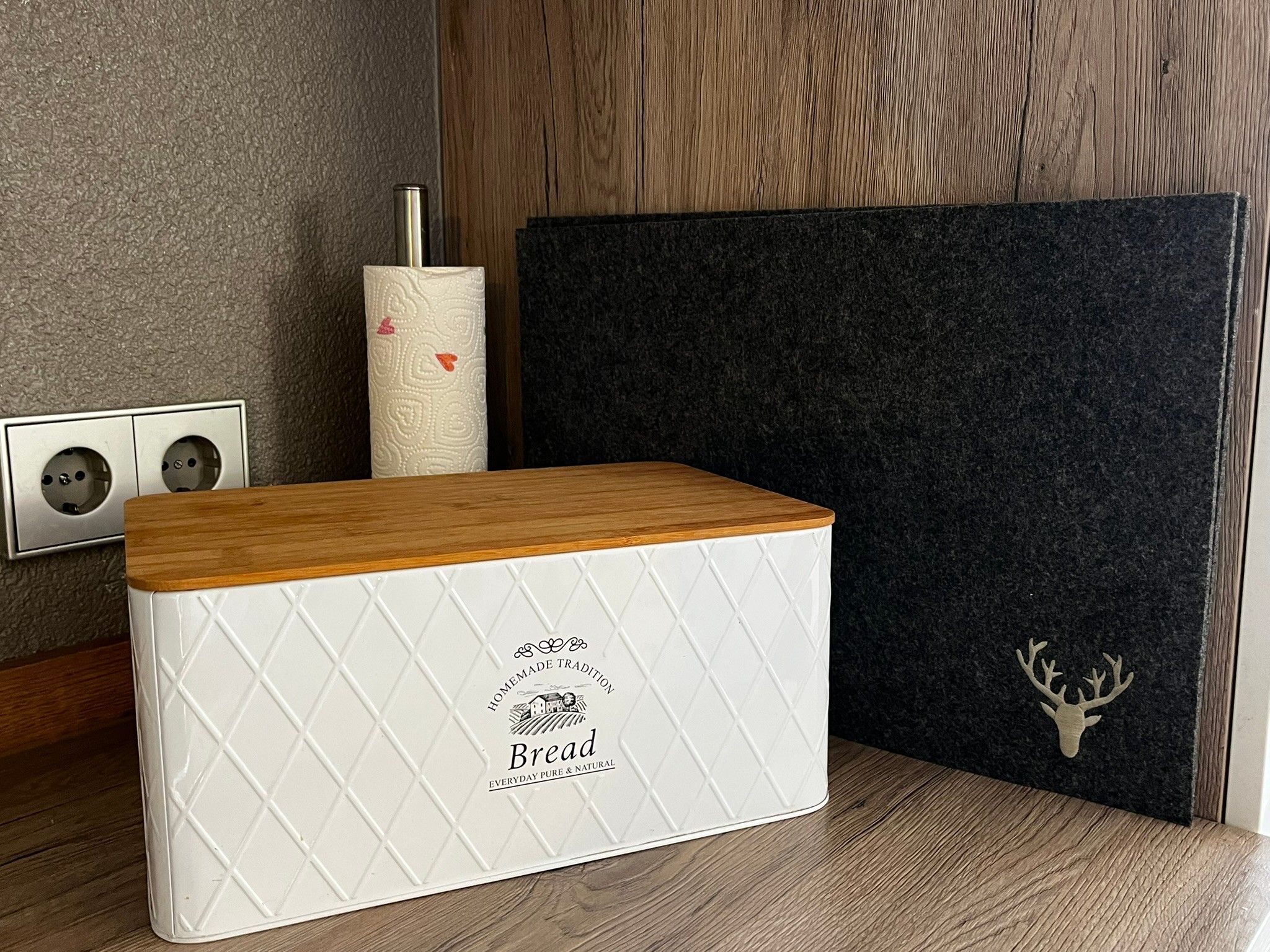 Eine weiße Aufbewahrungsbox mit einem Holzboden und einem Aufdruck mit dem Text 'Homemade Tradition Bread Everyday Pure & Natural'.