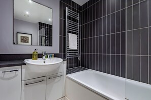 Bathroom - Bright 2BDR Flat with Park Views in Wandsworth (London)