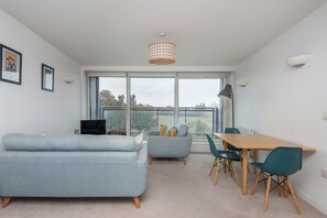 Living area - Bright 2BDR Flat with Park Views in Wandsworth (London)