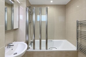 Bathroom - Shoreditch-Hoxton 2BDR Flat near Old Street & Liverpool St Station w/ Balcony (London)