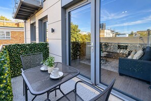 Private balcony | Shoreditch-Hoxton Flat near Old Street & Liverpool St Station - Shoreditch-Hoxton 2BDR Flat near Old Street & Liverpool St Station w/ Balcony (London)