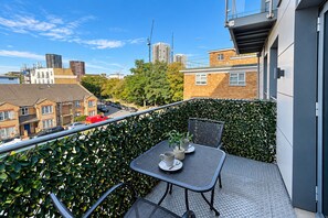 Private balcony | Shoreditch-Hoxton Flat near Old Street & Liverpool St Station - Shoreditch-Hoxton 2BDR Flat near Old Street & Liverpool St Station w/ Balcony (London)