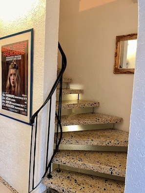 A staircase with a terrazzo finish and a black metal railing. - 100-square-meter house with a garden and balcony, 4 rooms, 2 bathrooms (Kamen)