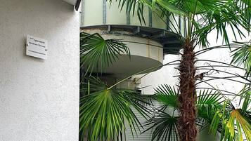 A building with a sign indicating 'Apartment Residence Florence.'