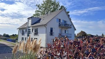 Un immeuble résidentiel à deux étages, doté d’un balcon à l’étage supérieur.