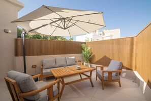 Outdoor dining - Stilvy Suites by Checkin Adults Only (Iraklio)