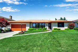 Exterior - 3-bedroom house in pleasant Buffalo with AC and fitness room (Buffalo)