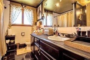 Bathroom - 3-bedroom house in pleasant Buffalo with AC and fitness room (Buffalo)