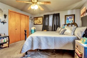 Room - 3-bedroom house in pleasant Buffalo with AC and fitness room (Buffalo)
