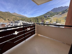 A balcony with a view of a mountainous landscape, a wooden railing, and a clear sky. - 50m from ski slopes, 7th floor, balcony, tv, ski locker, 53m², Vars (Vars)