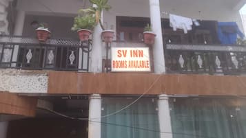 Un edificio con un cartel que indica 'SV INN ROOMS AVAILABLE'.