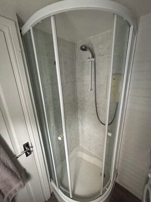 Bathroom - Close to marinas and town.  Large downstairs areas & 3 bedrooms and 3 bathrooms. (Cowes)